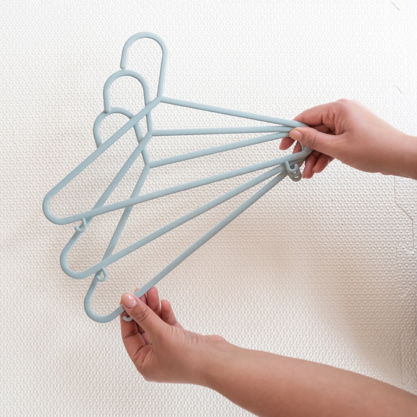 blue wheat straw hangers (30 per set)