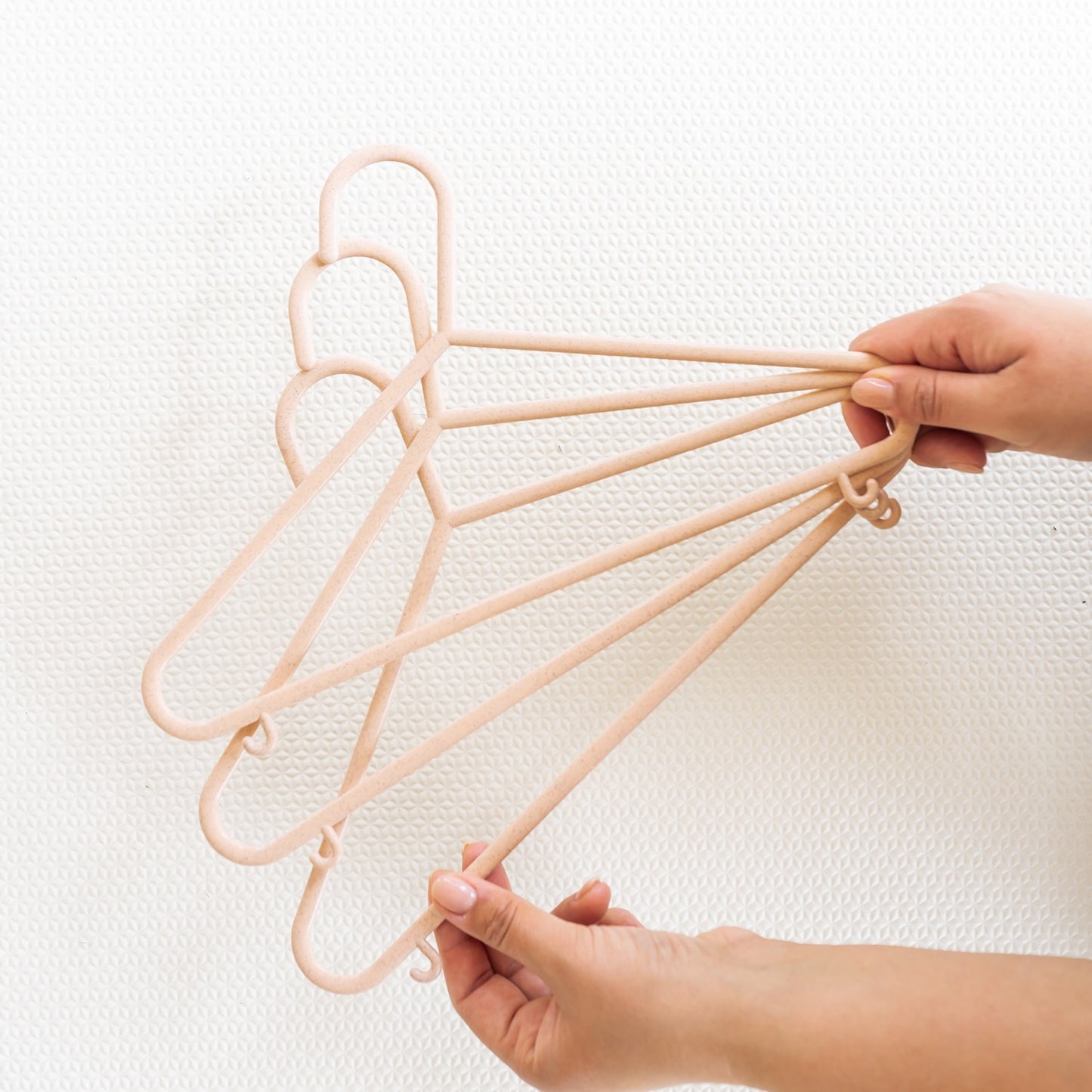 pink wheat straw hangers (30 per set)